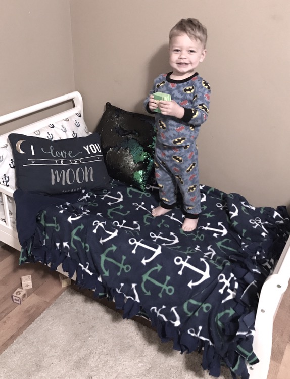 No-sew, no sew, fabric, anchor, anchor blanket, craftybombshell, thecraftybombshell, the crafty bombshell, Nautical bedding, Nautical theme